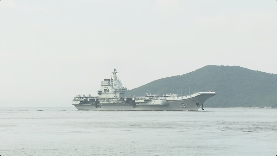 山东舰航母编队抵达香港海域（2）