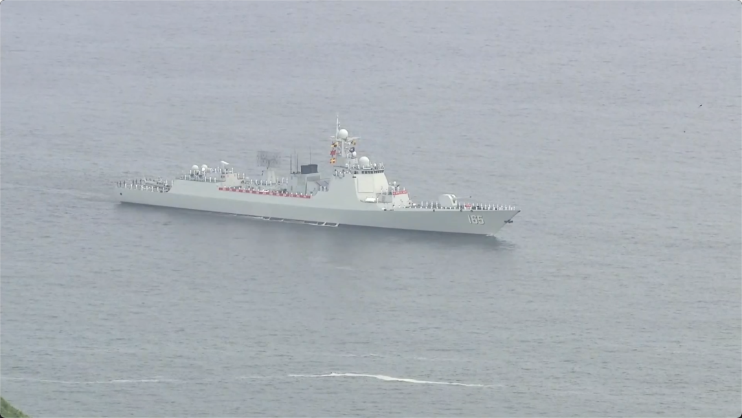 山东舰航母编队抵达香港海域（3）