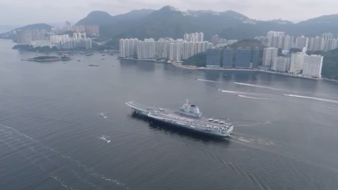 山东舰航母编队抵达香港海域（4）