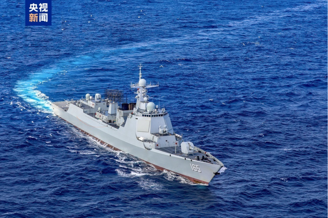 山东舰航母编队抵达香港海域（14）