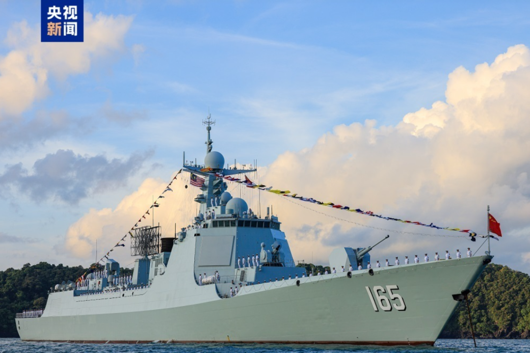 山东舰航母编队抵达香港海域（13）