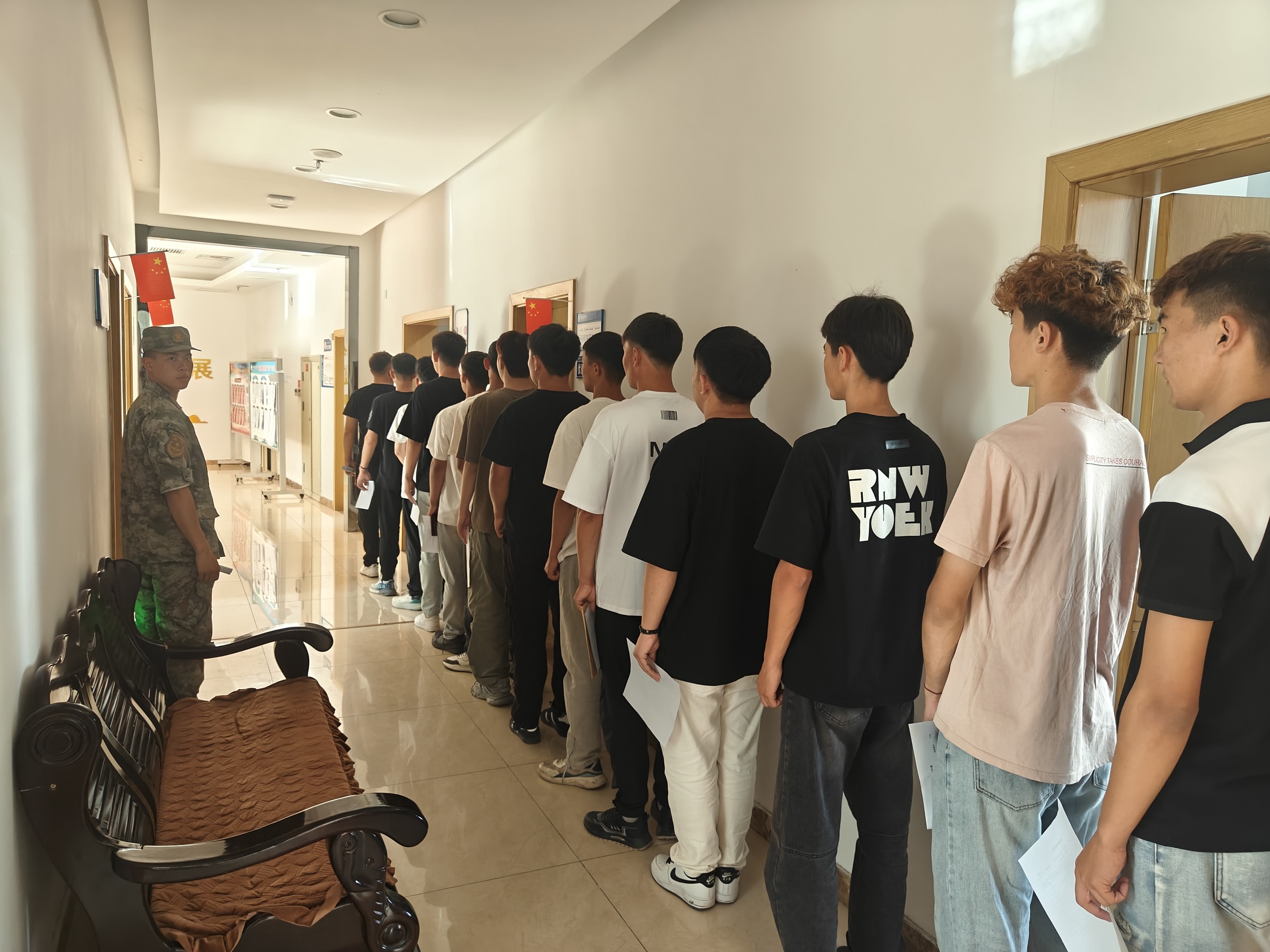 当兵体检的具体项目有哪些？视力要求多少合格？注意事项和常见不合格原因解析