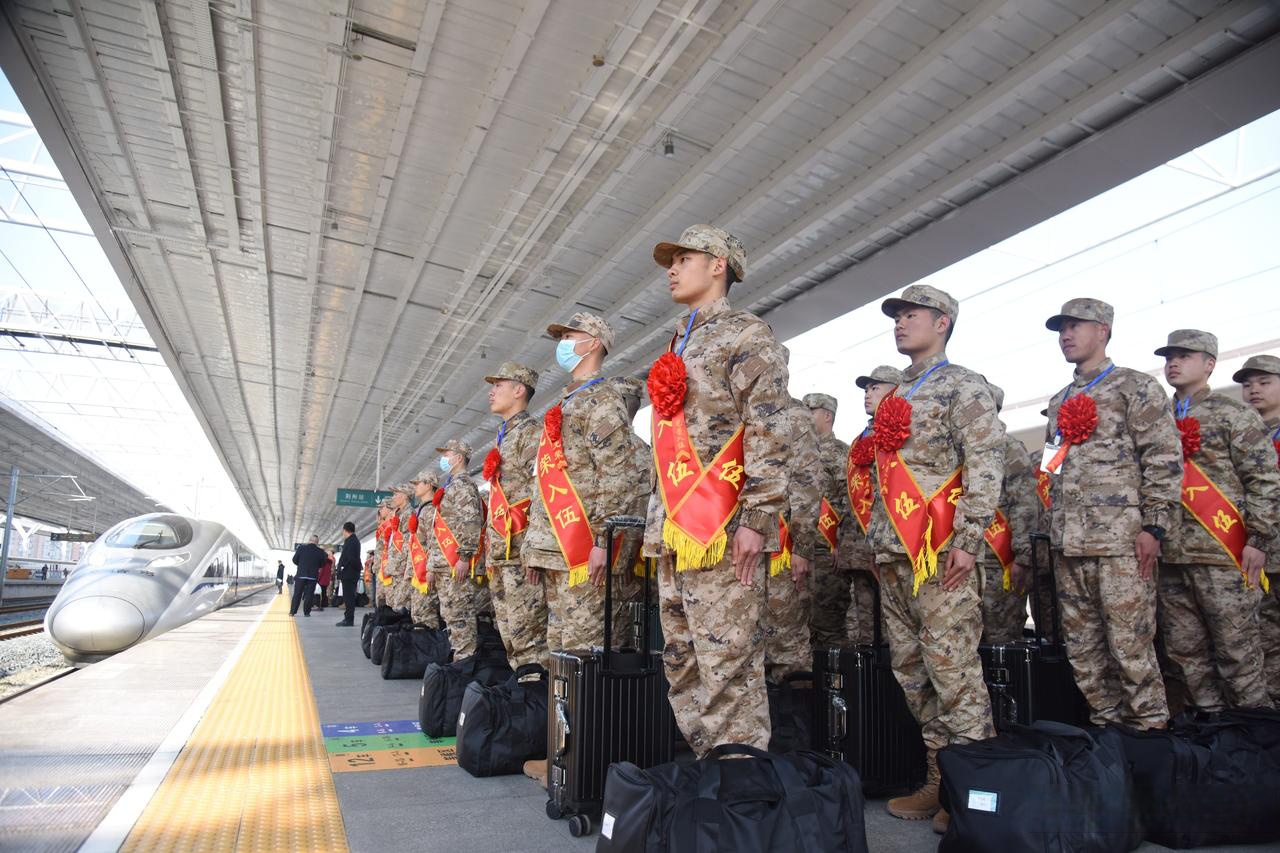 新兵入伍前需要准备哪些物品和材料？训练内容有哪些？如何快速适应部队生活？