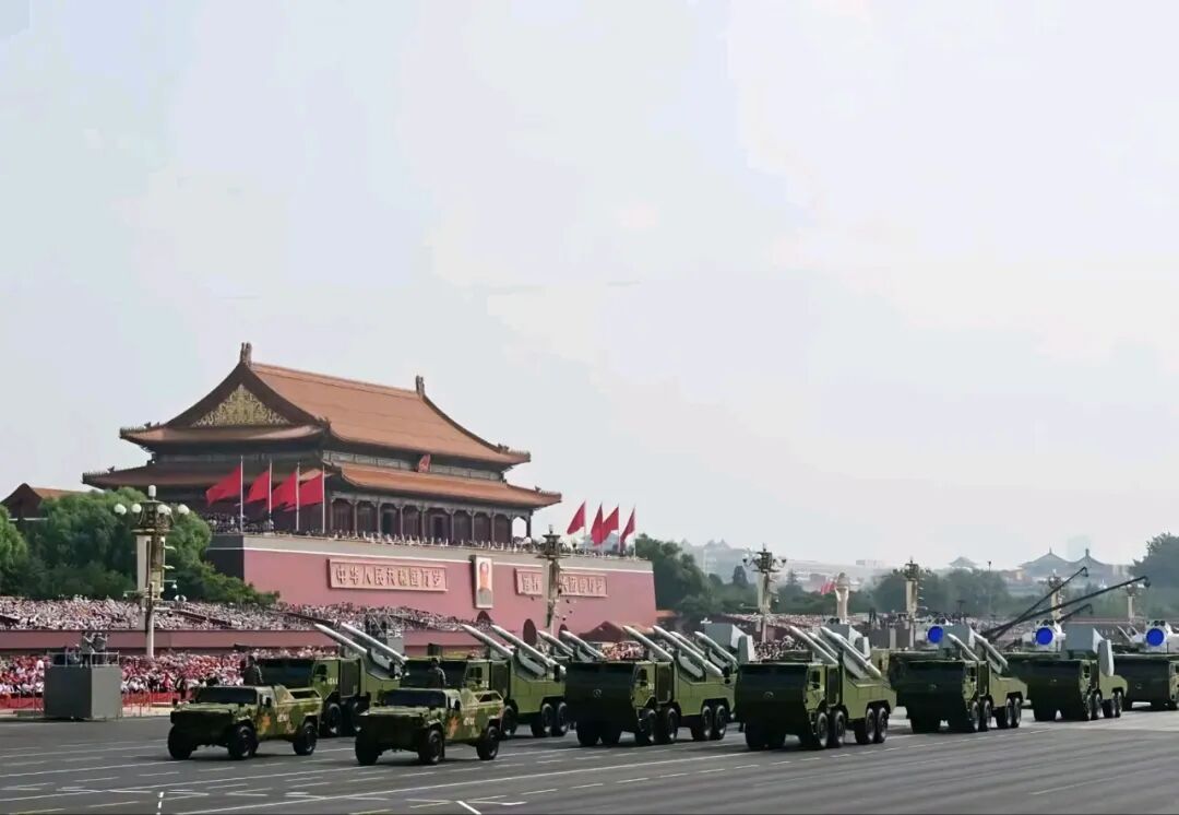 潜艇的主要类型有哪些？常规潜艇与核潜艇区别及水下航行原理解析