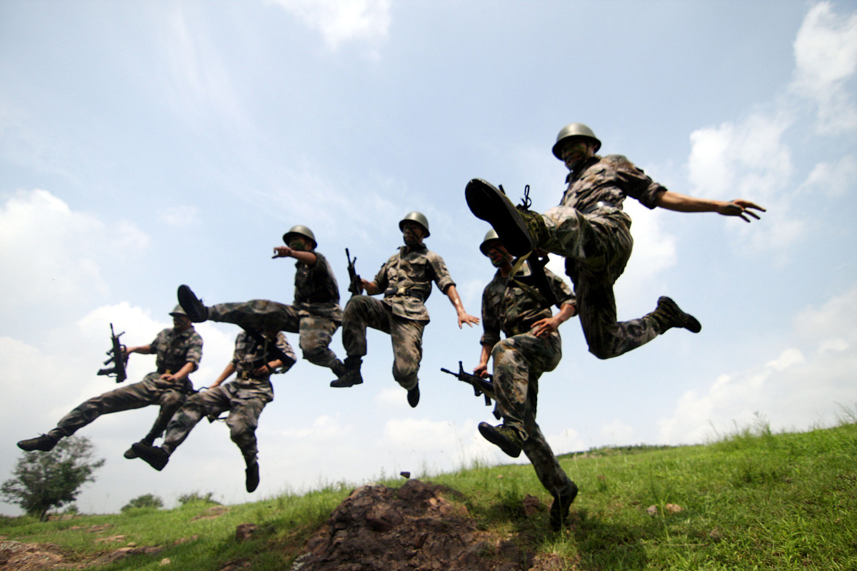 当兵几年？义务兵两年士官军衔服役年限及退伍政策解析