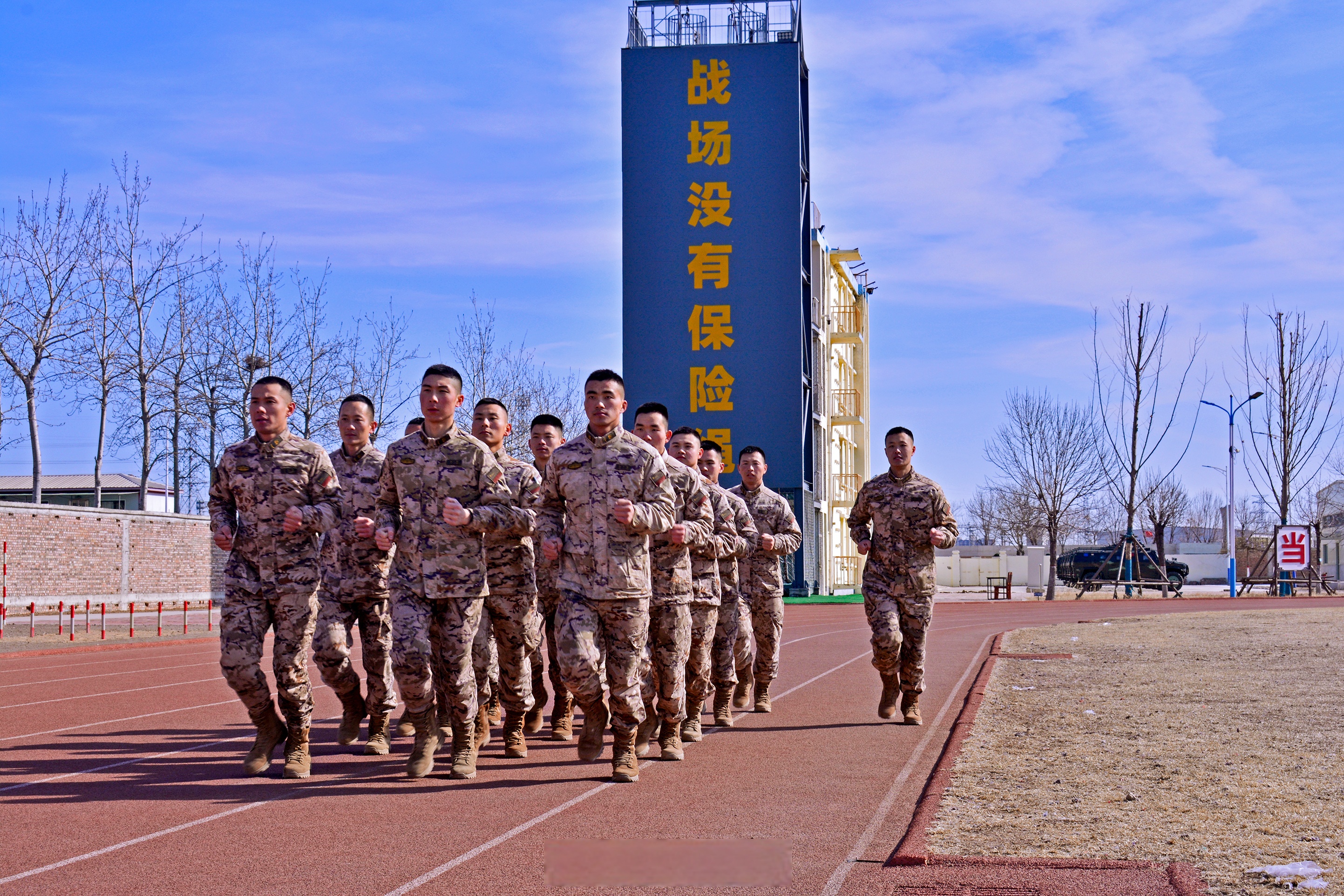 当兵后悔一辈子是真的吗?原因、兵种差异及退伍影响分析