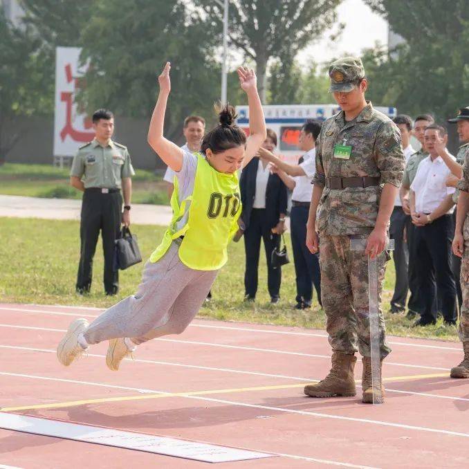 2025入伍政策有哪些特殊要求？年龄/大专生/体检/应届生优惠全解析