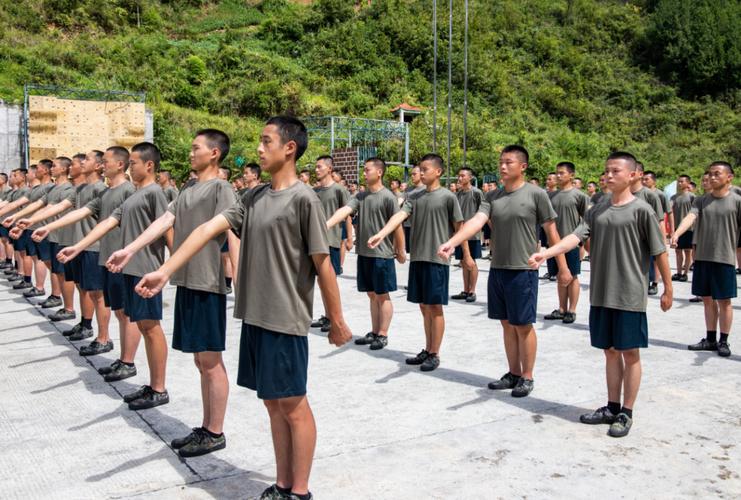 上等兵军衔的定义、职责及晋升条件是什么？